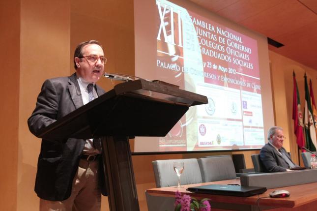 Gonzalo Moliner durant la seva ponència en la "XII Assemblea Nacional de Juntes de Govern d’Escoles Oficials de Graduats Socials"