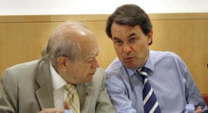 El MH expresident Jordi Pujol conversant amb el MH president de la Generalitat de Catalunya Artur Mas.
