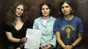 Les tres integrants condemnadas del grup Pussy Riot, d'esquerra a dreta Maria Alekhina, Yekaterina Samutsevich i Nadezhda Tolokonnikova.