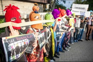 Manifestants a favor de l'absolució de les tres integrants del grup Pussy Riot.