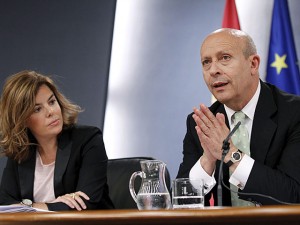 El ministre d’Educació, José Ignacio Wert, i la vicepresidenta primera, Soraya Sáenz de Santamaría, explicant, en roda de premsa, el rumb de la nova reforma educativa impulsada per l’Executiu. El ministre d’Educació, José Ignacio Wert, i la vicepresidenta primera, Soraya Sáenz de Santamaría, explicant, en roda de premsa, el rumb de la nova reforma educativa impulsada per l’Executiu.