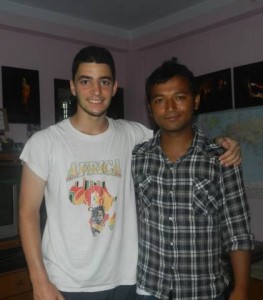 El nostre redactor d'internacional Carlos Garfella amb Kishor Maharjan, al Nepal.
