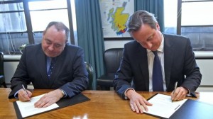David Cameron i Alex Salmond –màxims representants polítics del Regne Unit i Escòcia respectivament- signant a Edimburg un acord amb els detalls del Referèndum d’autodeterminació.
