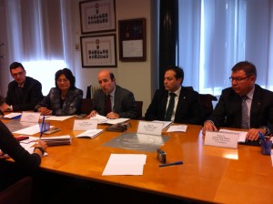 Fotografia de l’acte de presentació de la guia amb (d’esquerra a dreta): Francisco Ortiz, assistent de Protecció d’ACNUR a Espanya; Maricela Daniel, representant d’ACNUR a Espanya; Pedro L. Yúfera, president CICAC; Josep Medina, president Comissió Drets Humans CICAC i Joan R. Puig, president Subcomissió d’Estrangeria CICAC.