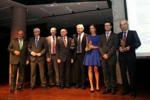 (D'esquerra a dreta) Carlos Carnicer, President de l'Advocacia Espanyola, Germà Gordó, Conseller de Justicia de Catalunya, Miquel Sàmper, President del Consell de l'Advocacia Catalana, Miguel Ángel Gimeno, President del Tribunal Superior de Justícia de Catalunya, Eduard Sagarra, els periodistes Àngela Biesot i Antonio Baquero i l’ex-Ministre de Justícia de França Robert Badinter. Fotografia de Joan Castro.